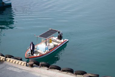 Sahil Denizcilik Manzarası, İskele, Tayvan 'daki Jetty Limanı Feribot Gemileri.