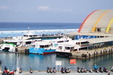 Sahil Denizcilik Manzarası, İskele, Tayvan 'daki Jetty Limanı Feribot Gemileri.