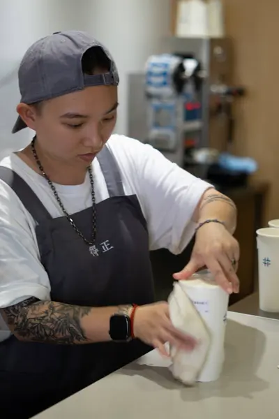 Çay saati ikramı, yerel çay dükkanında ustalıkla hazırlanmış içecekler, barista brew