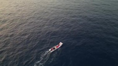 Xiaoliuqiu, Tayvan 'da Güzel Deniz' in Ortasında Balıkçı Teknesi