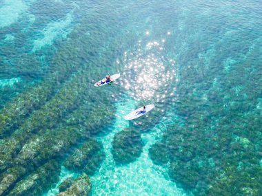 Hava sükuneti, Tayvan 'daki sahil kıyısında Kristal Sularda yüzen Kano.
