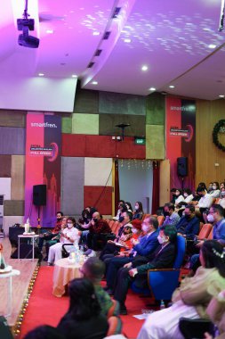 Oturan Seyirciler Noel Etkinliğini İzliyor