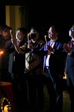 Dekorasyonlu Noel Mum Işığı Servisi. Takım Elbiseli Adamlar Mum Tutuyor.