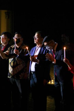 Noel Mum Işığı Servisi, Takım Elbiseli Adamlar Mumları Tutuyor Kutsal Gece 'yi söylüyorlar