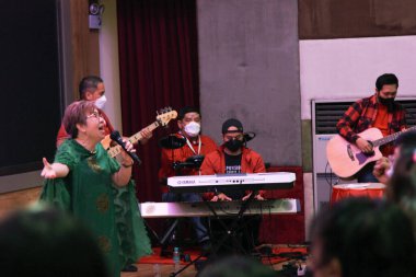 İçerideki Noel Olayında Bandoyla Şarkı Söyleyen Enerjik Kadın