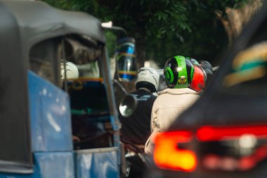 Jakarta 'da Arabalı Şehir Trafiği, Motosikletli Yolcular ve Bajaj
