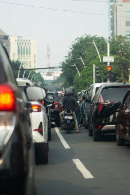 Cakarta 'da Şehir Trafiği Kalabalığı Arabalı Sahne, Motosikletli Yolcular