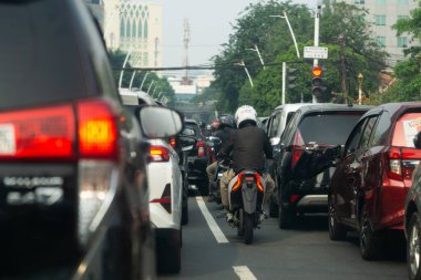 Jakarta 'da Arabalı Şehir Trafiği, Motosikletli Yolcular ve Bajaj
