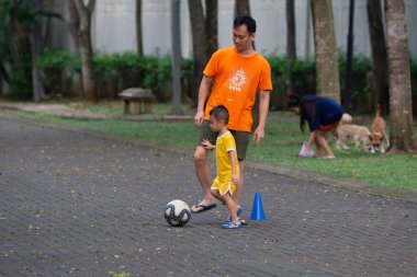 Baba ve Oğul Park 'ta Futbol Antrenmanı, Oyun Zamanı Aile Bağları