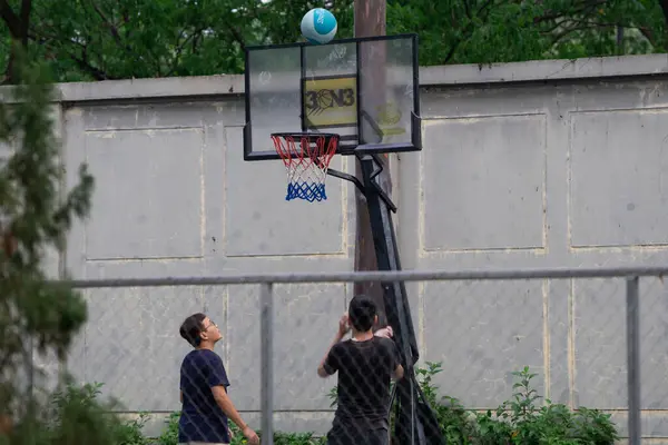 Baba ve Oğlu Şehir Mahkemesinde Basketbol Oynuyor