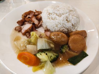 Lezzetli Asya menüsü, gevrek domuz eti ve sebzeli pilav.