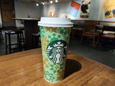 Starbucks Kahve Kupası Cozy Cafe 'deki Tahta Masada, Karamel Machiatto Venti Boyutu