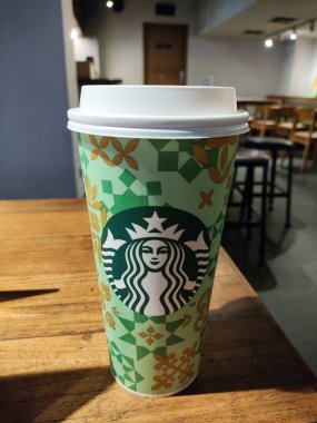Starbucks Kahve Kupası Cozy Cafe 'deki Tahta Masada, Karamel Machiatto Venti Boyutu