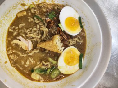 Baharatlı Mie Kari, Haşlanmış yumurtalı Noddle Curry Çorbası ve Tofu soslu tavuk.