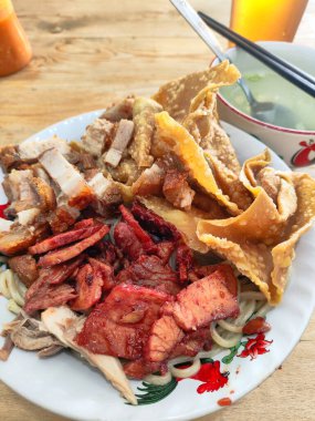 Çıtır domuz eti ve Wonton soslu Lezzetli Erişte Kasesi