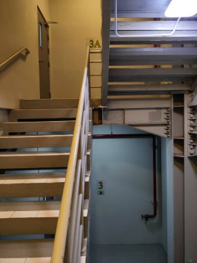 Ofis Binasında Endüstriyel Elemenlerle Çağdaş Merdiven