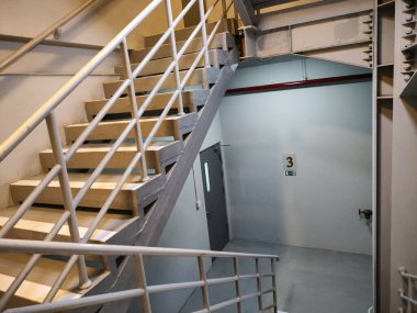 Ofis Binasında Endüstriyel Elemenlerle Çağdaş Merdiven