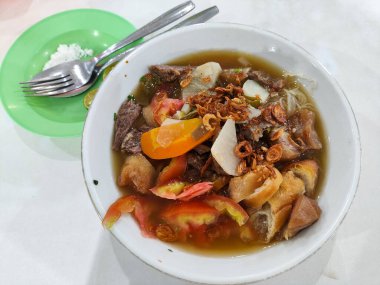 Geleneksel Limonlu Sotomie Biftek Çorbası ve Kızarmış Shallots