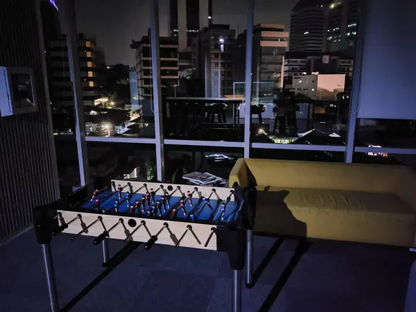 Ofis Pencereleri ve Langırt Masası Yansımalarıyla Şehir Nightscape 'i