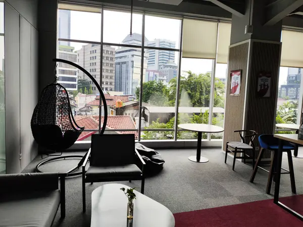 Panoramik Şehir Görünümlü Geniş Ofis Salonu