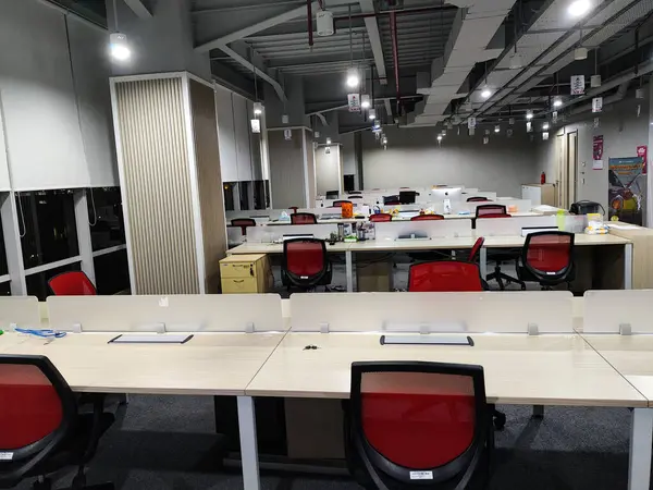 Kırmızı Sandalyeler ve Ahşap Masalarla Geniş Ofis İçi