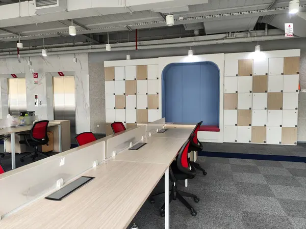 Kırmızı Oturma ve Dolaplı Çağdaş Ofis İçişleri