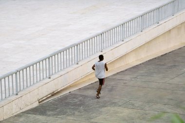 Sabah Egzersizi, Koşan Adam Lapangan Banteng Giyinik Jersey