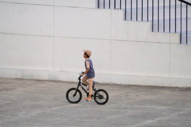 Şehir Yolunda Bisikletli Çocuk, Lapangan Banteng Parkı Bisiklet Sürme