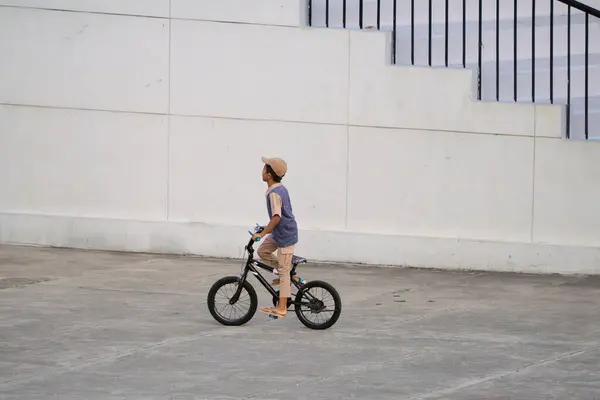 Şehir Yolunda Bisikletli Çocuk, Lapangan Banteng Parkı Bisiklet Sürme