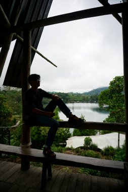 Lakeside Tahta Barınağı 'ndan Doğa Manzarası İzleyen Adam