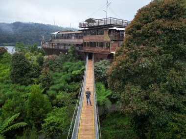 Erkek Asyalı Turist Köprüde Tahta Gemi Restoranı, Hava Görüntüsü