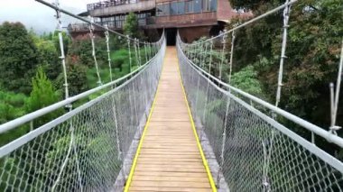 Tahta Köprü 'de ilerliyoruz. Sisli Manzara' daki Hillside Resort 'a gidiyoruz.