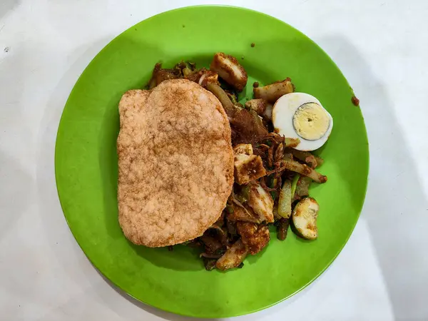 Popüler Gado Gado Sebzeli Kraker ve Yeşil Tabakta Kaynamış Yumurta