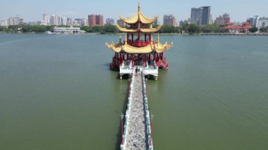 Kaohsiung şehrine bakan Bahar ve Sonbahar Havacılık Pavyonu