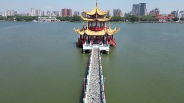 Kaohsiung şehrine bakan Bahar ve Sonbahar Havacılık Pavyonu