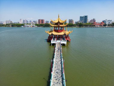 Drone Ziyaretçilerin Köprüdeki Görüntüsü İlkbahar ve Sonbahar Köşkü Tayvan 'a Gidiyor