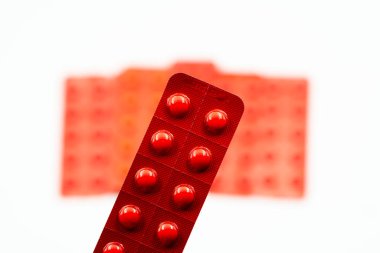 Kırmızı kabarcık paketlerinde Metikobal 500 mg 'lık detaylı çekimler, sinir fonksiyonlarını destekleyen ve B12 vitamini eksikliğini tedavi eden.