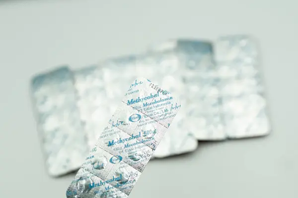 Kırmızı kabarcık paketlerinde Metikobal 500 mg 'lık detaylı çekimler, sinir fonksiyonlarını destekleyen ve B12 vitamini eksikliğini tedavi eden.