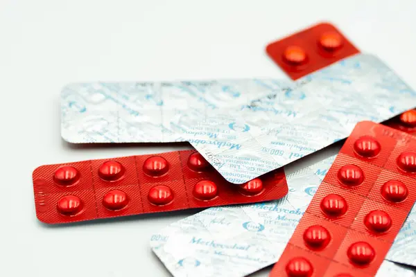 Kırmızı kabarcık paketlerinde Metikobal 500 mg 'lık detaylı çekimler, sinir fonksiyonlarını destekleyen ve B12 vitamini eksikliğini tedavi eden.