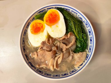 Misua çorbasının sıcaklığının tadını çıkarın. Taze et ve taze sebzelerle tatlandırıcı bir kase yumuşak eriştenin tadını çıkarın. Bu geleneksel yemek her zaman için mükemmel ve besleyici bir yemektir..