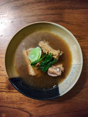 Bakut Babi lezzetli bir domuz pirzolası çorbası. Taze et ve zengin bir et suyu. Bu doyurucu yemek için mükemmel. Sıcaklık ve besin sağlıyor..