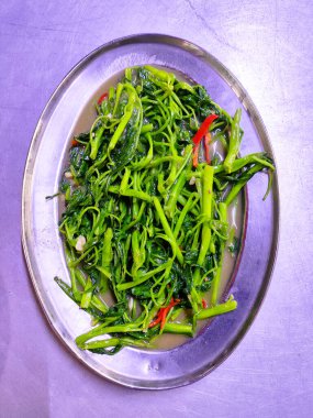 Taze su ıspanağı ile popüler bir Endonezya sebze yemeği olan sarımsak ve biberli kızarmış kangkung, her yemek için sağlıklı bir taraf..