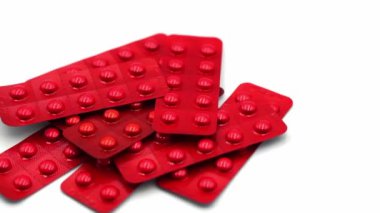 Kırmızı kabarcık paketlerinde 500 mg 'lık Metikobal Mecobalamin iğneleri, sinir fonksiyonlarını destekleyen ve B12 vitamini eksikliğini tedavi eden Metilcobalamin,.