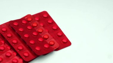 Kırmızı kabarcık paketlerinde 500 mg 'lık Metikobal Mecobalamin iğneleri, sinir fonksiyonlarını destekleyen ve B12 vitamini eksikliğini tedavi eden Metilcobalamin,.