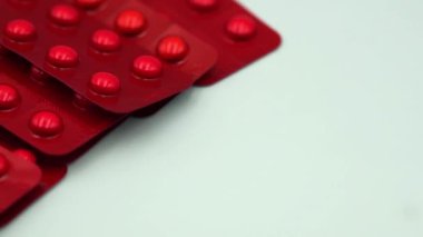 Methycobalamin 500mg yüksek çözünürlüklü görüntüler, nöropati tedavisi ve B12 vitamini eksikliği için kullanılır, kırmızı kabarcık paketlerinde.