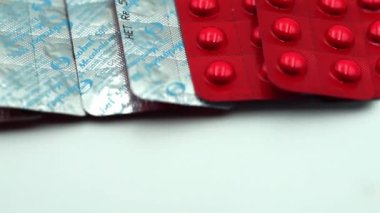 Kırmızı kabarcık paketlerinde 500 mg 'lık Metikobal Mecobalamin iğneleri, sinir fonksiyonlarını destekleyen ve B12 vitamini eksikliğini tedavi eden Metilcobalamin,.