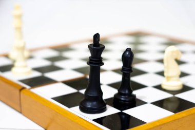 Satranç tahtası şah mat senaryosu. Eleştirel düşünme ve strateji geliştirme odaklı öğretim içeriği, yarışmalar veya beyin oyunları için.