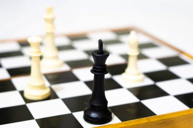 Satranç tahtası şah mat senaryosu. Eleştirel düşünme ve strateji geliştirme odaklı öğretim içeriği, yarışmalar veya beyin oyunları için.