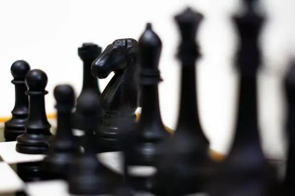 Satranç tahtası ilk kurulumu gösteriyor. Eleştirel düşünme ve strateji geliştirme odaklı öğretim içeriği, yarışmalar veya beyin oyunları için.