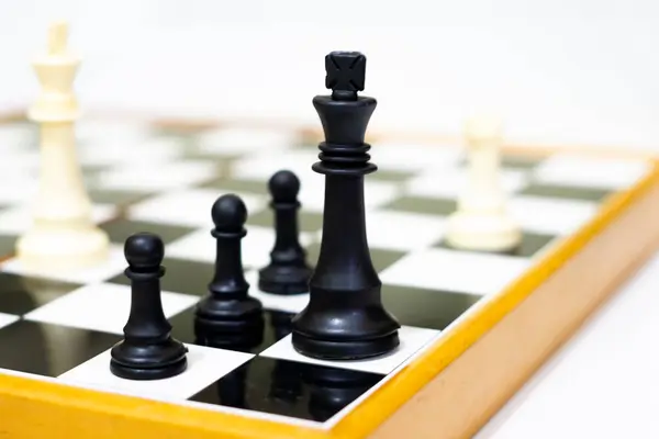 Satranç tahtası şah mat senaryosu. Eleştirel düşünme ve strateji geliştirme odaklı öğretim içeriği, yarışmalar veya beyin oyunları için.